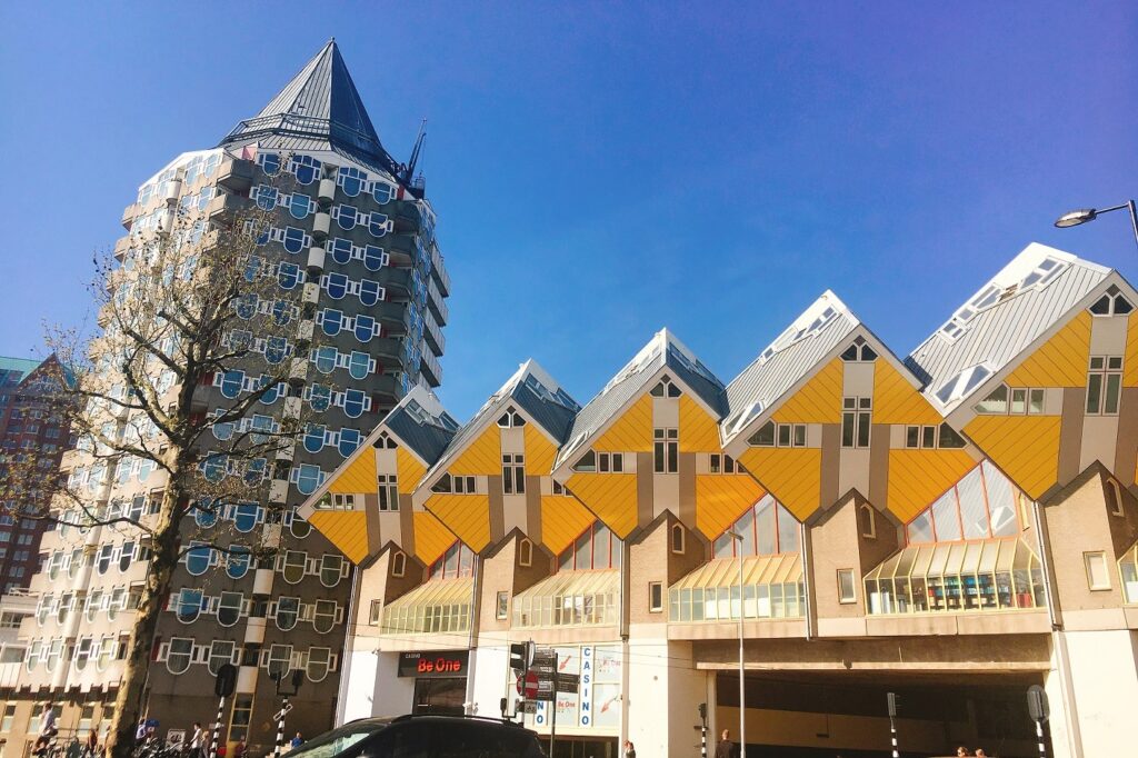 オランダ　ロッテルダム　近代建築が建ち並ぶ街　キュービックハウス
